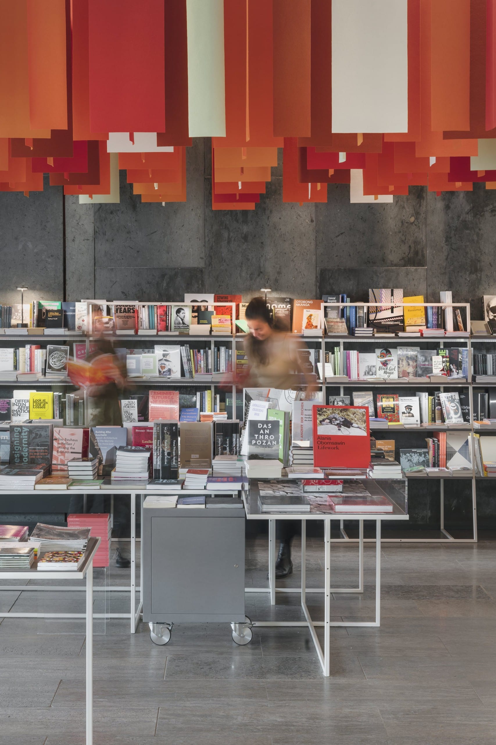 Wie eine Installation aus Elementen vergangener Ausstellungen steht er in der Eingangshalle des „Haus der Kulturen der Welt“ in Berlin – ein Buchladen. Foto: Jan Bitter