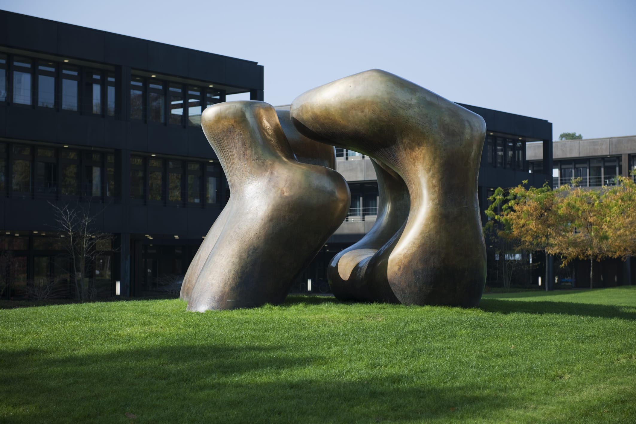 Henry Moore: Large Two Forms, 1979 / © VG Bild-Kunst, Bonn; Fotonachweis: BBR / Martin Seidel (2013). Standort seit 1979 vor dem aktuell ehemaligen Bundeskanzleramt in Bonn.