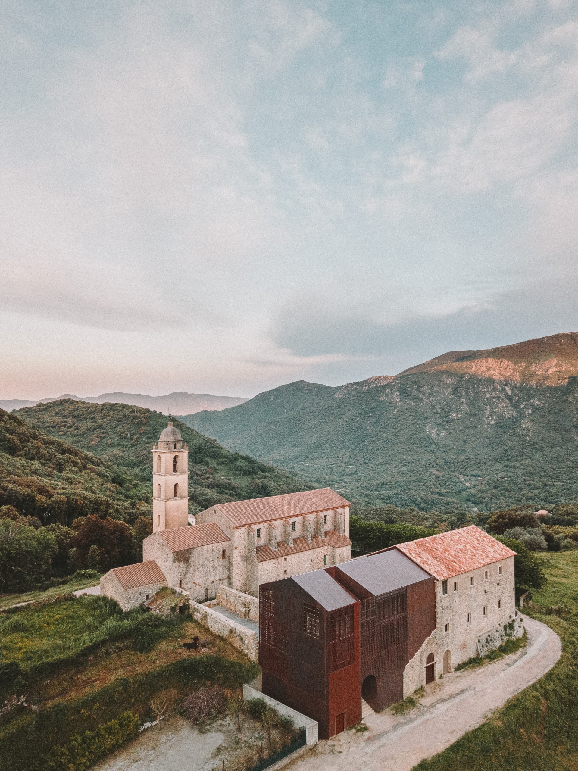 Die Wiedergeburt des Klosters Saint- François in Sainte-Lucie-de-Tallano / Santa Lucia de Tallà (Korsika, FR) von Amelia Tavella Architectes