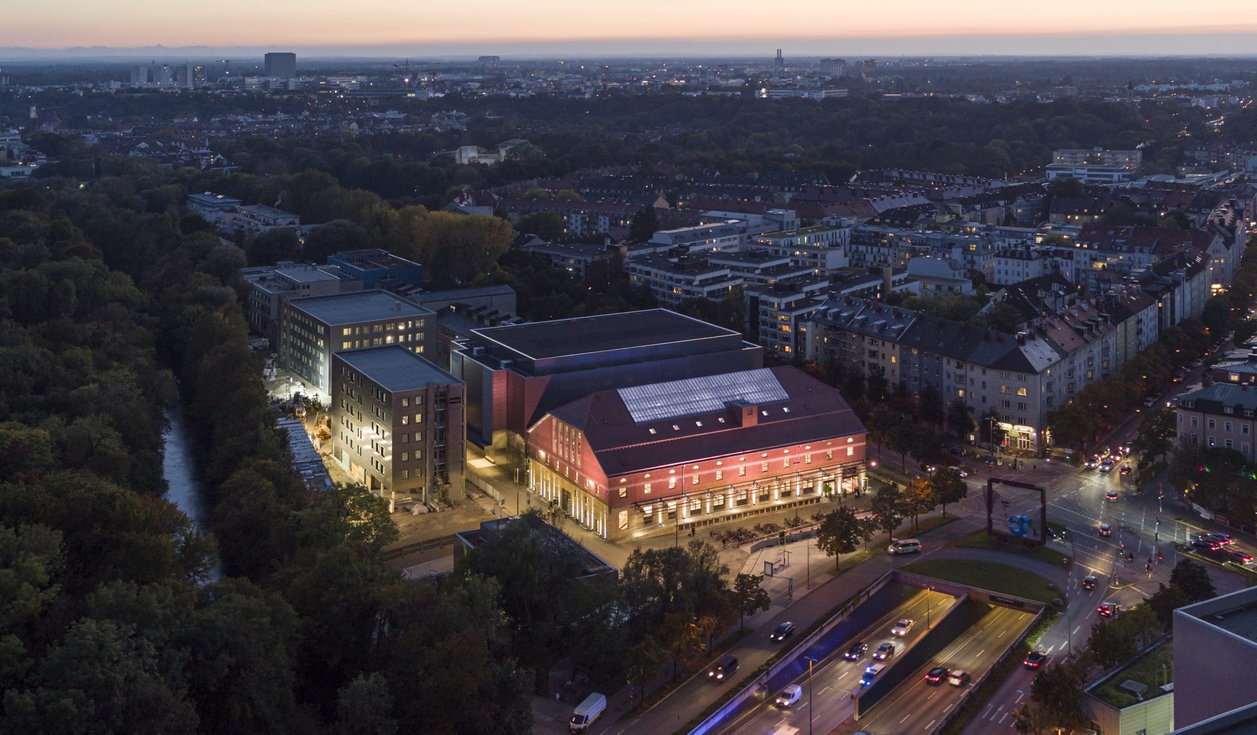 Gelände HP8 mit Halle E, Isarphilharmonie München, Hochschule für Musik und Theater, Münchner Volkshochschule, Veranstaltungssaal und Freiraum Forum. Foto: HG Esch, © & Courtesy gmp.