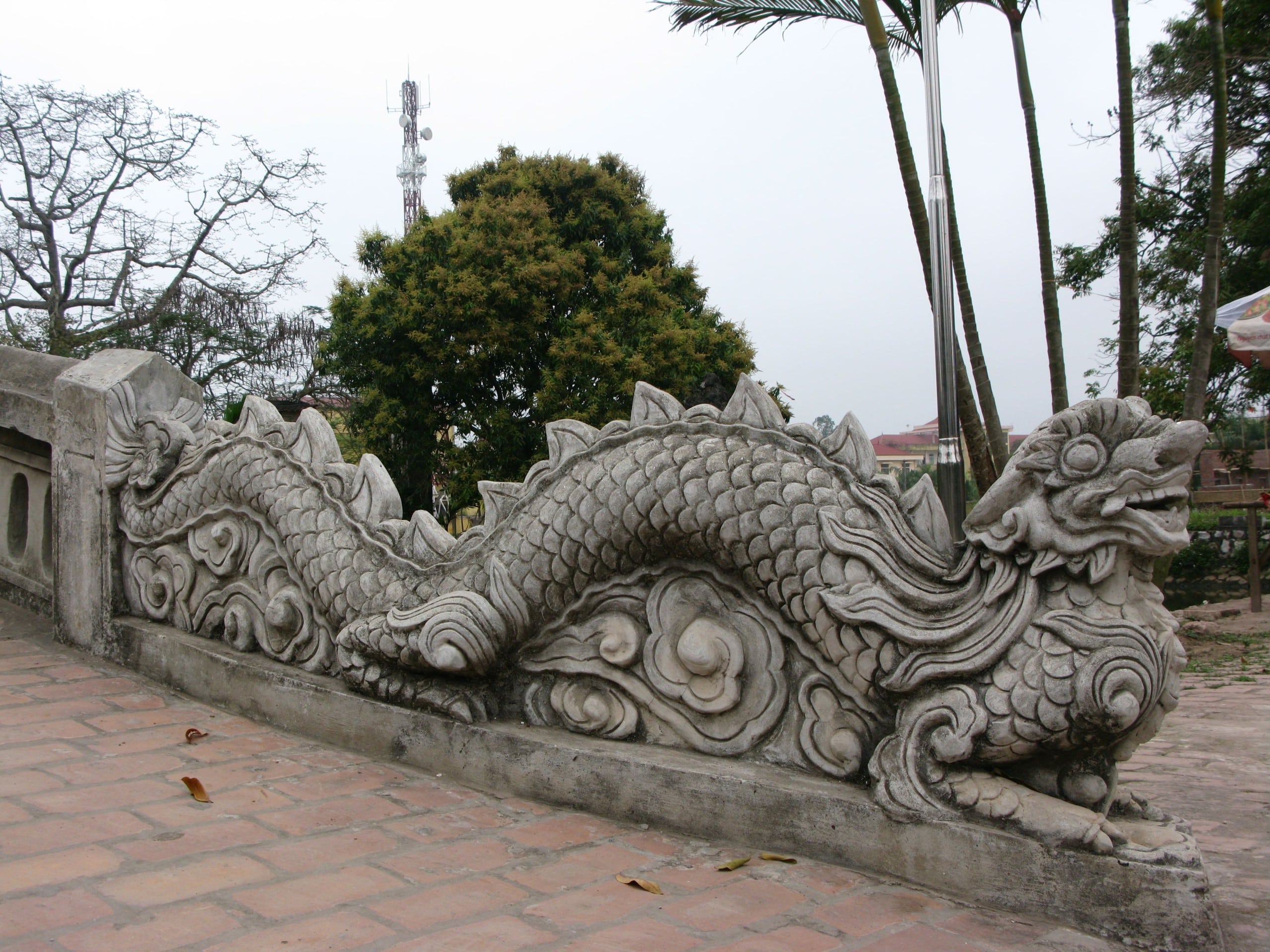 Drachenmotiv in der vietnamesischen Bauskulptur nach dem Vorbild aus der Ly Dynastie. Was hier in klein in Stein gemeißelt ist, haben die Architekten und Ingenieure von Louis Berger Group und Ammann & Whitney über die ganze Drachenbrücke Da Nang laufen lassen.