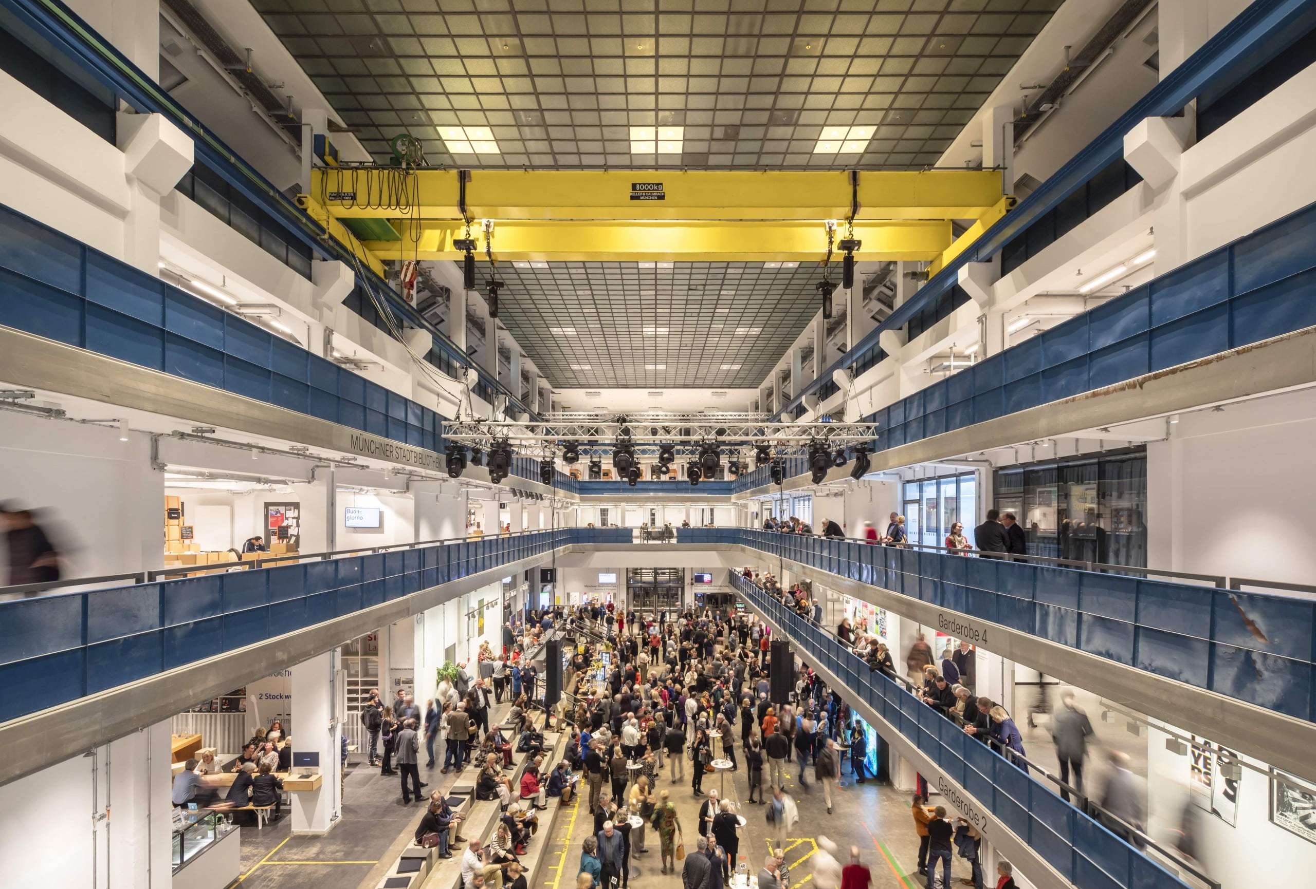 Blick in die Halle E des HP8. Im Erdgeschoss Nutzung als Foyer zum Konzertsaal, die oberen Galerien für Bildung und Kultur. Foto: HG Esch, © & Courtesy gmp.