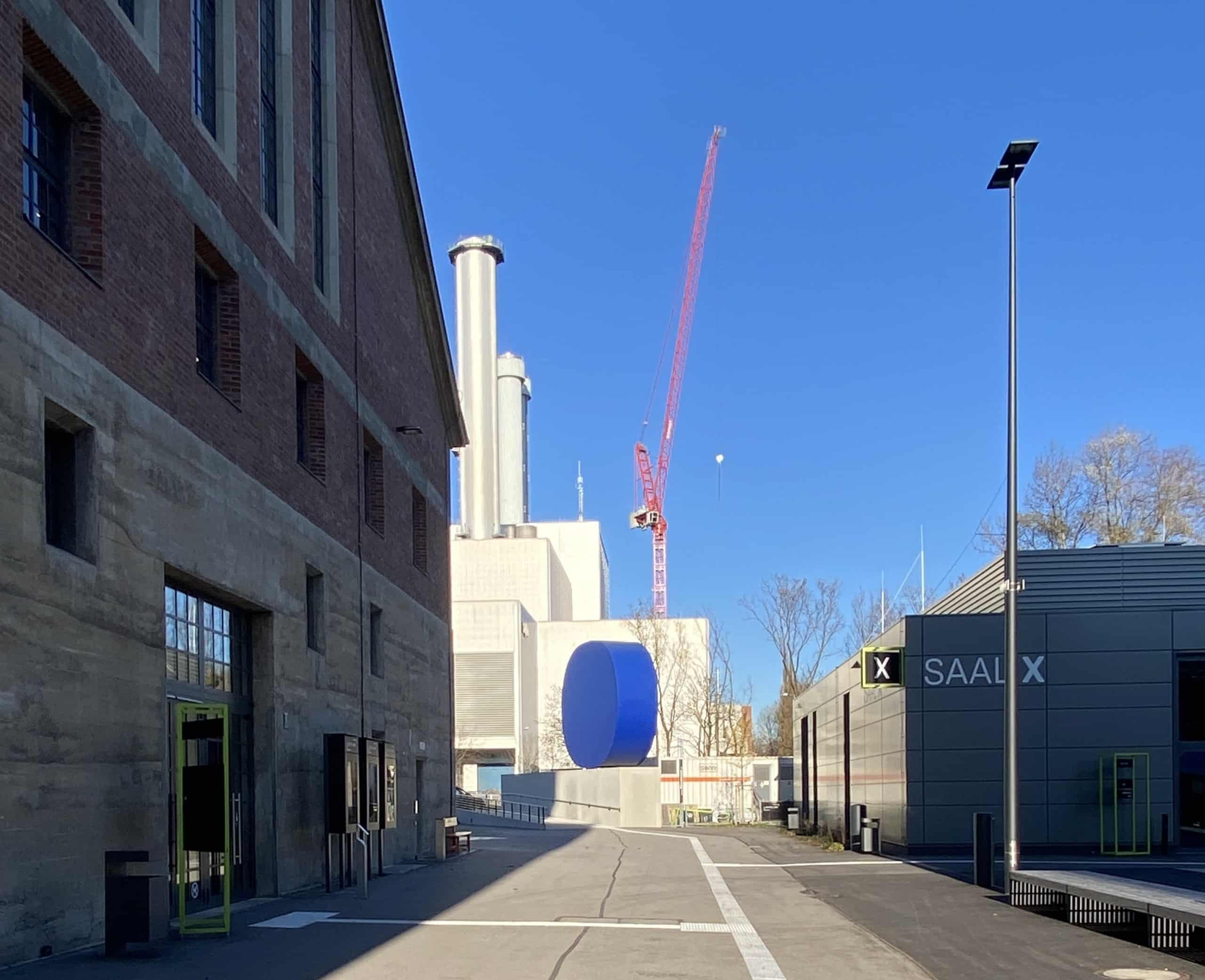 Wiedersehen mit einer Ikone macht Freude: Mitgenommen vom Gasteig zum HP8: Rupprecht Geigers monumentale Bauplastik „Gerundetes Blau“ von 1987. Foto: © Melanie Brandl/Gasteig.