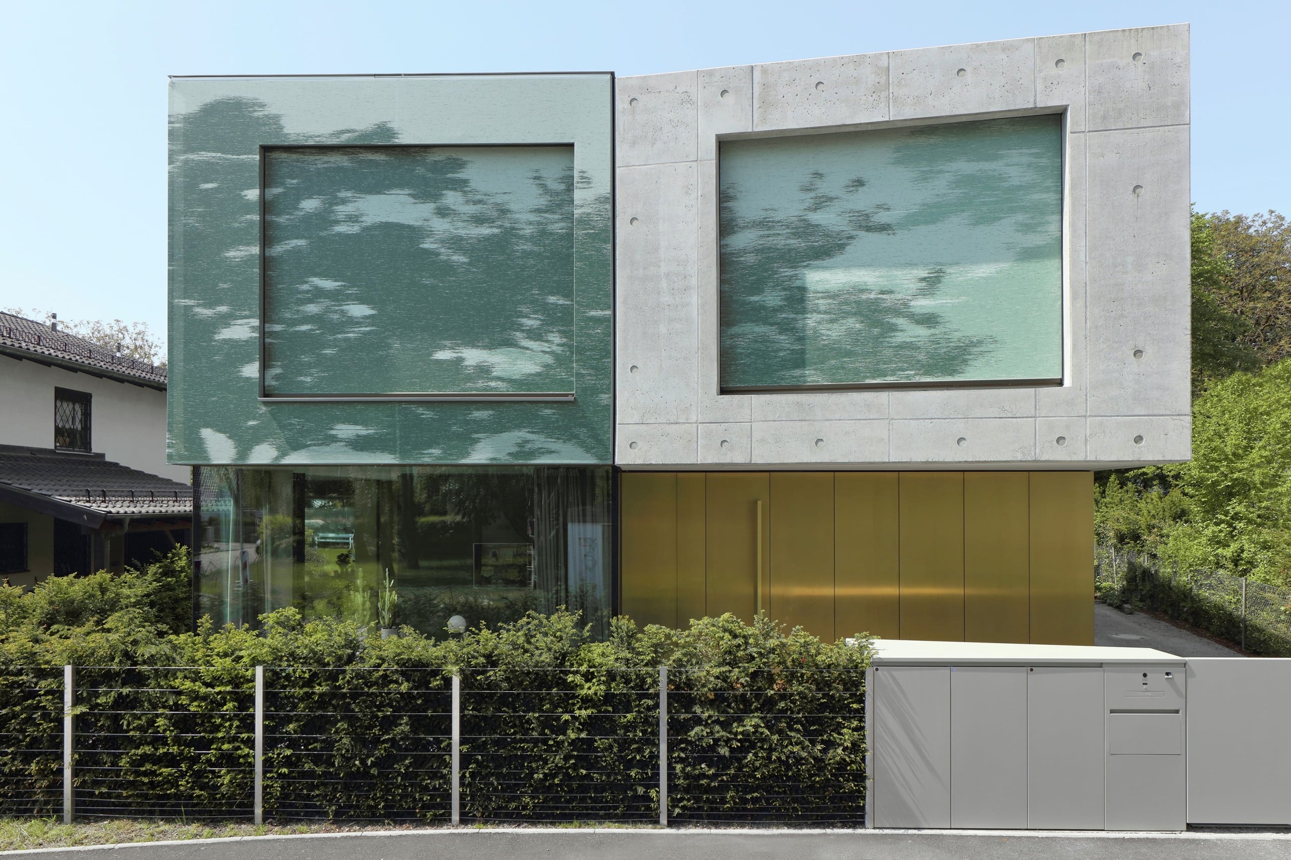 Die integrierten Fenstermarkisen mit easyZIP-Führung ermöglichen ein harmonisches Gesamtbild der Fassade. Copyright:Warema